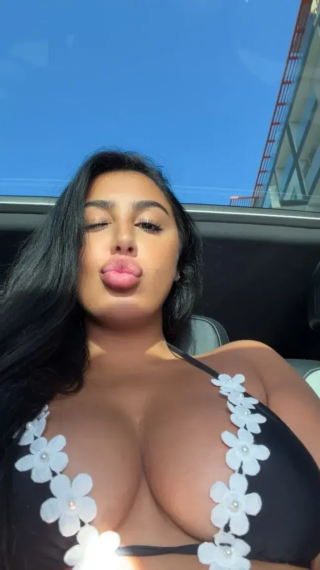 Mon bb l’abonnement à mon MYM est à 1€ seulement avec le code « JUIN » ❤️🔥🥵 rejoins moi vite j’ai que des dingueries à te montrer 💦
