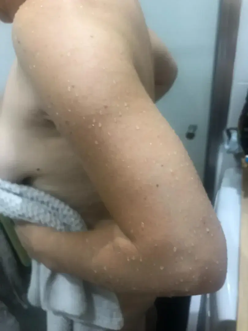 Sortie de douche , l'eau encore sur mon corps