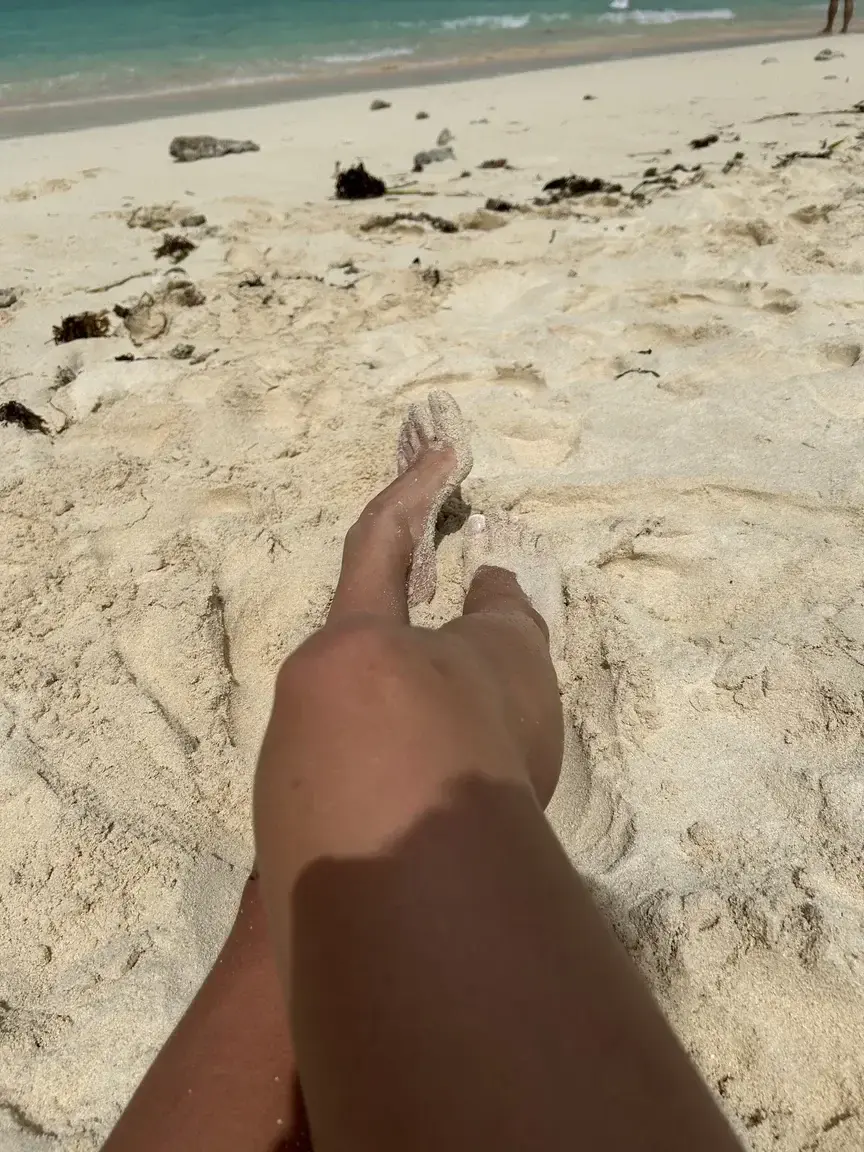 Leak & nude MYM — Roxane_joliefeet : « J’ai trooo de photos à vous partagez de mon voyage 🥰 j’ai grave bronzé !! Vous aimez bien? 😇🥰 » (MYM)