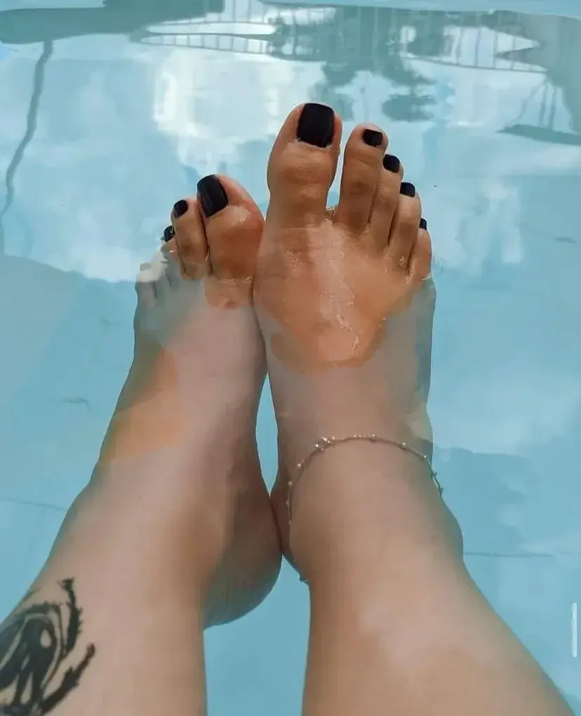 Leak & nude 2 — Lespiedsdechloe
