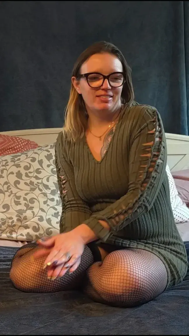 Leak & nude MYM — Sexymarghot : « Joli Trio dans le lit avec mon mari et mon amant – Doubles vaginales et gros facial dans ma bouche !Mes amours Avec mon mari et mon amant, on s’est offert un très joli trio dans le lit.Ils m’ont baisée la chatte l’un après l’autre, puis ils m’ont fait des doubles pénétrations vaginales admirables.Ma chatte a vraiment pris cher, j’ai été bien ouverte et bien remplie. Pour finir, j’ai vidé mon amant dans ma bouche et j’ai tout avalé comme une bonne salope C’était intense, sensuel et très excitant !La vidéo est déjà disponible dans votre feed si vous êtes abonné(e)s.Bisous très chauds,Ta salope préférée » (MYM)