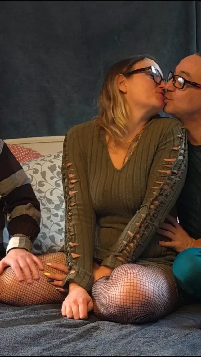 Leak & nude MYM — Sexymarghot : « Joli Trio dans le lit avec mon mari et mon amant – Doubles vaginales et gros facial dans ma bouche !Mes amours Avec mon mari et mon amant, on s’est offert un très joli trio dans le lit.Ils m’ont baisée la chatte l’un après l’autre, puis ils m’ont fait des doubles pénétrations vaginales admirables.Ma chatte a vraiment pris cher, j’ai été bien ouverte et bien remplie. Pour finir, j’ai vidé mon amant dans ma bouche et j’ai tout avalé comme une bonne salope C’était intense, sensuel et très excitant !La vidéo est déjà disponible dans votre feed si vous êtes abonné(e)s.Bisous très chauds,Ta salope préférée » (MYM)