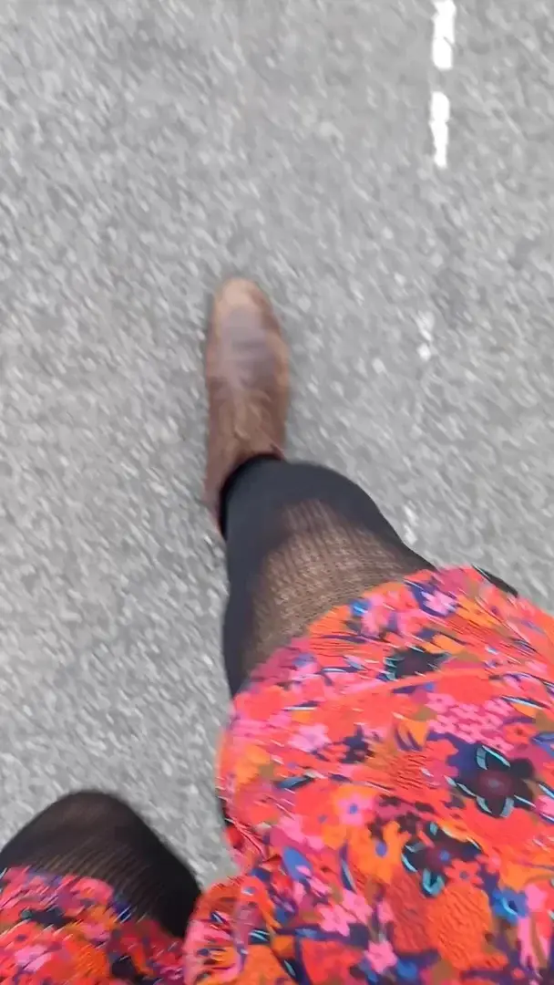 Leak & nude MYM — Louvenoire : « J'ai pas de culotte 😋🤫😍Et le vent soulève le tissu derrière 😉🤭 » (MYM)