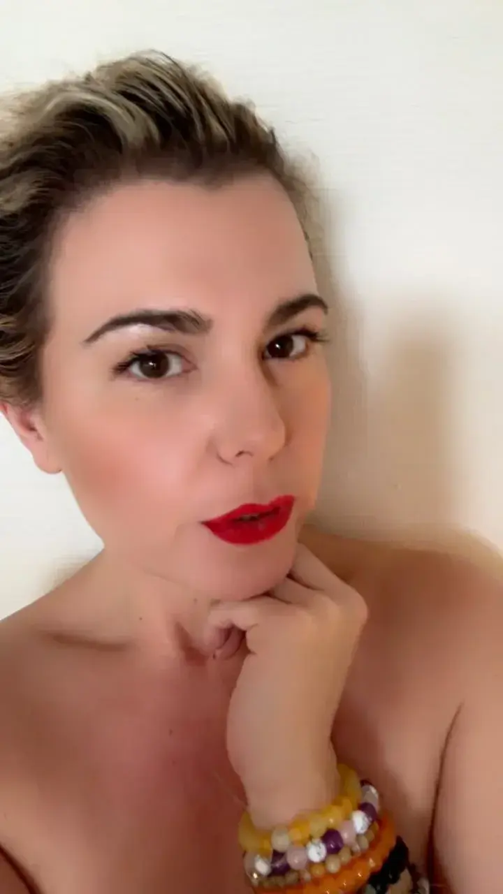 Leak & nude MYM — Cindylopes : « Qui veut voir ? 👀Faut être abonné, attention 🤭 » (MYM)