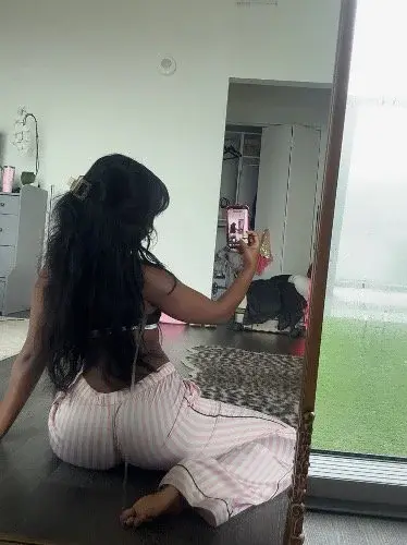 Jolie princesse qui ne quitte jamais sa chambre