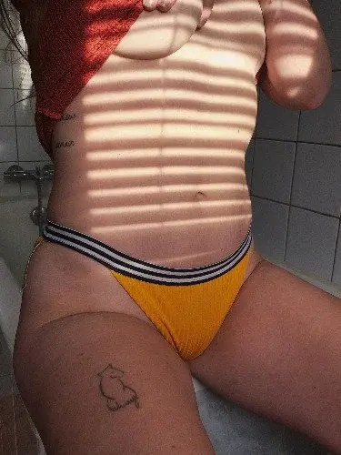 Les rayons du soleil sur ma peau pour débuter cette nouvelle journée 🤗
Si j’estime avoir assez de coeur sur cette photo je vous prépare un petit code pour me rejoindre... 😏🔥