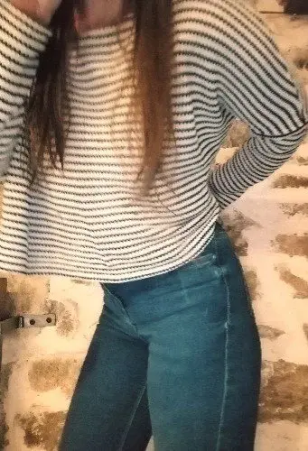 Si tu veux voir mon doux visage, rejoins moi sur ma page, et si tu veux me raconter comme tu aimerais me coller contre ce mur en pierre froid pour me baiser, je t'attends dans mes messages...