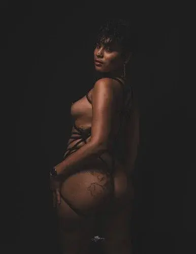 Entre tension et douceur…
L’art du contrôle et du lâcher-prise 🖤
Jusqu’où peut aller la confiance ?
#shibariart #photographieartistique #bodyart #artvisuel #sensualité