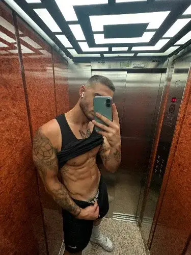Dans l’ascenseur avec moi .. 🥵🔥